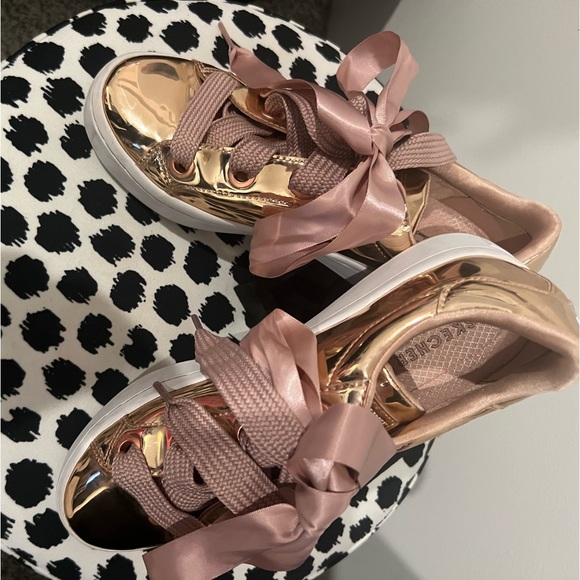 Rose Gold Faux Patent Leather Skecher Street•Los Angeles Sneaker Size 8 - Picture 6 of 7